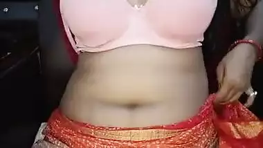 Desi Bhabhi Showing her pussy under saree