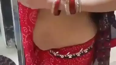 Desi bhabi show her big boob