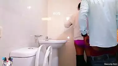 Manager fucking lady boss when she is horny in her bathroom