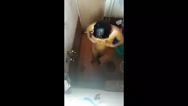 south tamil wife shaving pussy hair while bathing