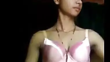 Sexy Mallu teen taking off her salwar