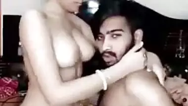 Curvy babe rides on her lover’s hard dick in desi sex video