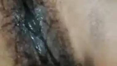 Village Desi cutie exposes and masturbates her XXX cunt in MMS clip
