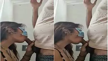 Today Exclusive-Sexy NRI Girl Sucking Lovers dick