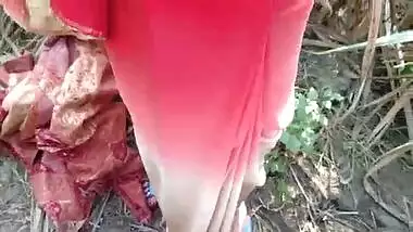 Bhabhi with her lover trying to fulfill their sexual desires so went outdoor