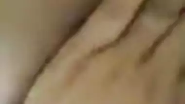 Short-haired Desi Bhabhi licks saggy boobs and fingers XXX twat in bath