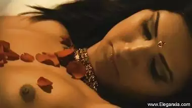 Indian Princess Uses Her Fingers To Fuck Herself