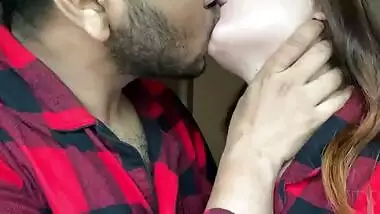 Babe Alyssa Quinn kissing her boyfriend