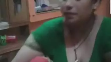 Sexy Aunty Huge Boobs and Cleavage