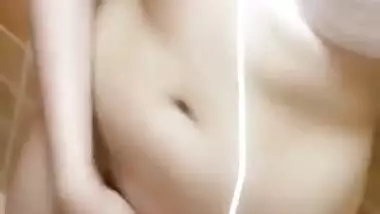 Paki milky babe rubbing her pussy