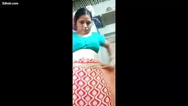 Desi horny bhabi showing pussy