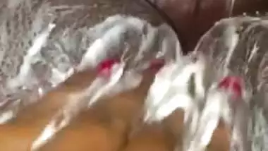 sri lankan girl curt milk pussy cleanup හුත්තට මී කිරි පෙව්වා