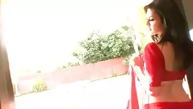 Sunny Leoni Teasing in Red Saree - hottest Video in HINDI