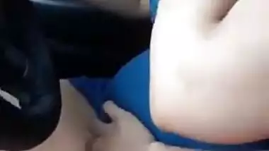 Dedi babe in car showing boobs n pussy while she driving