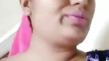 Chubby Indian housewife carefully washes XXX body in solo sex clip