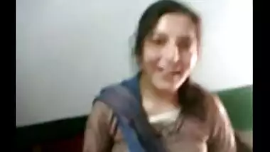 Sexy New Delhi Girlfriend Exposes her Big Boobs