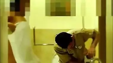 Super daring MUMBAI wife flashes to room service guy in hotel