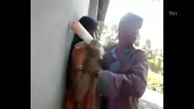 Sex MMS clip of a hot Bengali teen in outdoors