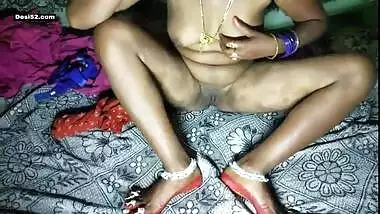 Desi village bhabi show her nice pussy