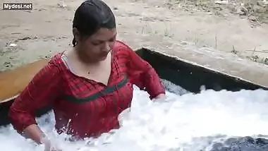 Desi girl indian girl bathing in pool village girl bath