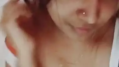 Sexy Desi Girl Showing Boob