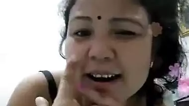 Desi girl exposing boobs & teasing with song “mujhe neend na aaye”