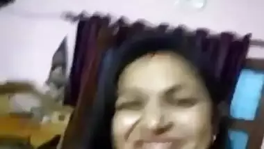 Indian whore gives sex joy to XXX fans flashing a bit her pussy