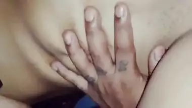 BF drills his desi GF’s shaved pussy in an xxx video
