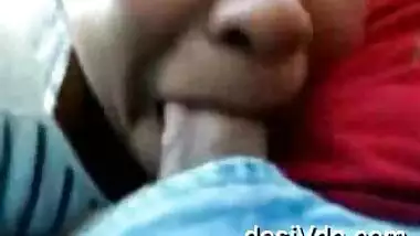 mobile video of desi girl blowjob in car