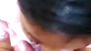 Bangla babe sucks her lover’s dick in an outdoor sex video
