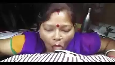 Desi XXX aunty giving blowjob and deepthroat drank cum