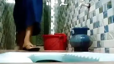 Bangladeshi Bhabi Peeing & Washing Sweet Pussy