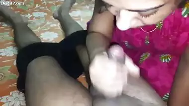 Hot xxx video of a bhabhi sucking a dick until the guy cums