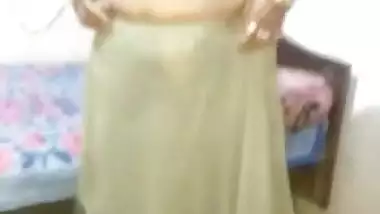 Desi bhabi show her boob-5
