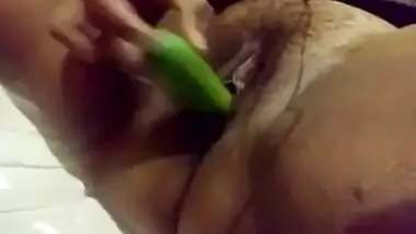 Desi sexy aunty fingering pussy with cucumber