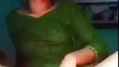 Desi girl fingering her shaved pussy on cam