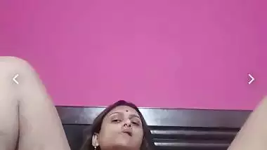Sexy bhabhi using dildo