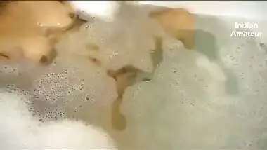 indian bhabhi masturbate with fun in bathtub