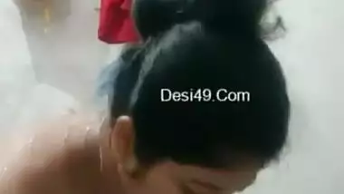 Beautiful desi girl nude bathing recorded herself