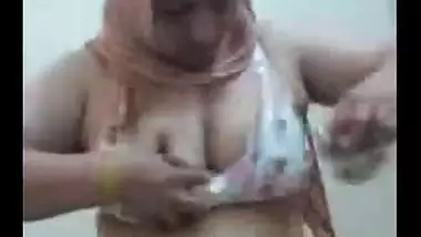 Pakistani Mature Aunty Goes Nude Giving Blowjob to her Lover Mms