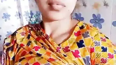 Married Bhabi Showing Boobs PicVideo