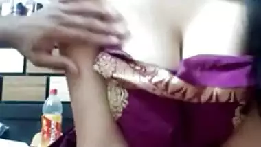 Hot Bhabhi shiny showing her boobs Kya mast boobs Hai
