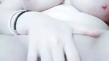 Super horny paki babe fingering
