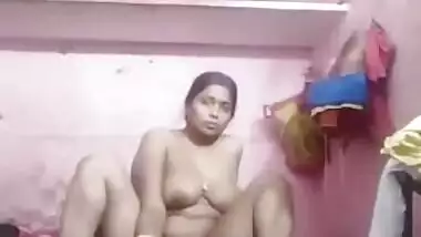 Desi girl's shows off tits and fucks her pussy in homemade XXX video