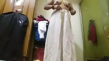 Indian woman takes yellow dress of and demonstrates sex parts on XXX cam
