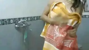 Sexy Indian Girl Radhika Bathing show in private
