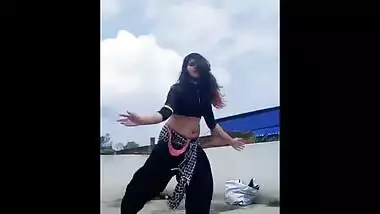 Hot bubbly delhi babe Raani Tiwari hot navel belly button dance show