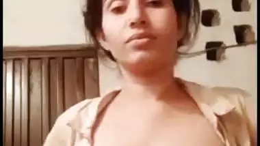 Busty Indian XXX aunty shows her beautiful boobs on cam