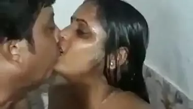 Desi couple bathing video