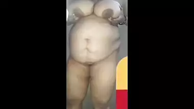 Desi aunty showing her big boobs